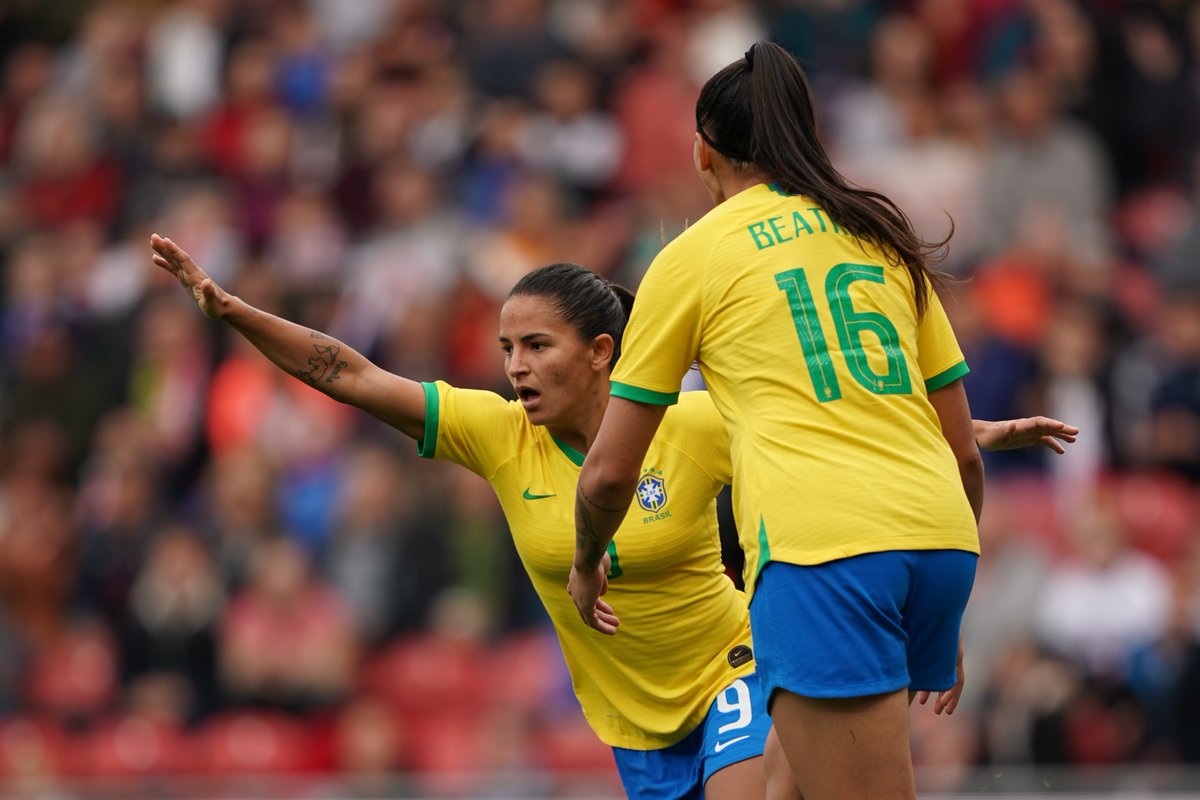 FEMININO: Com 2 gols de Debinha, seleção brasileira vence a Inglaterra em amistoso