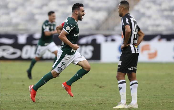 Bruno Henrique comemorando um dos gols da vitória do primeiro turno