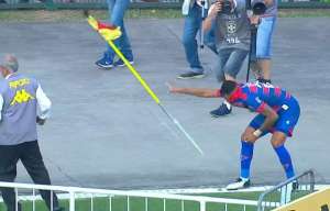 Dani Alves é picado, jogo para e zagueiro do Fortaleza enfrenta vespas no Pacaembu