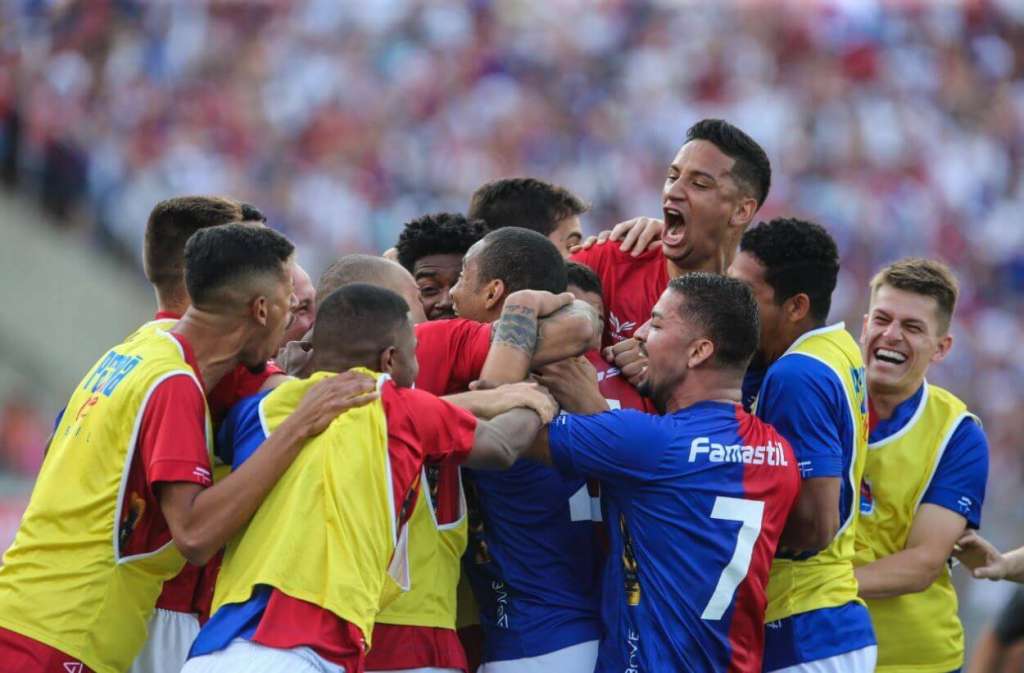 Jogadores do Paraná comemoram a vitória sobre o Coritiba na Vila Capanema (Foto: Geraldo Bubniak/Paraná Clube)