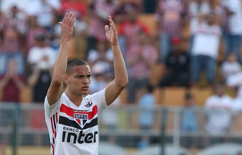 Antony perde chances, mas se redime com assistência e é elogiado por Diniz