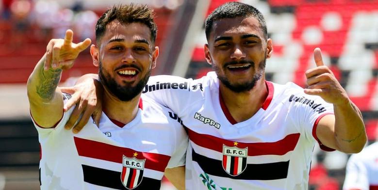 Botafoguenses passearam sobre a Macaca Botafoguenses passearam sobre a Macaca