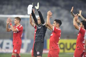 Jogadores do Internacional reclamam do pênalti marcado pelo VAR