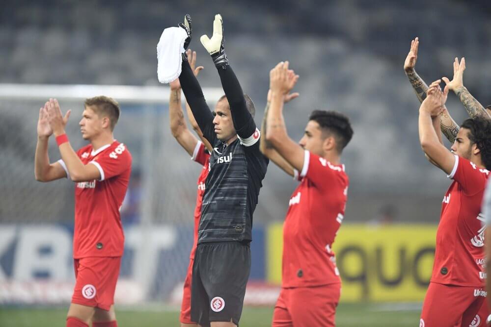 Jogadores do Internacional reclamam do pênalti marcado pelo VAR