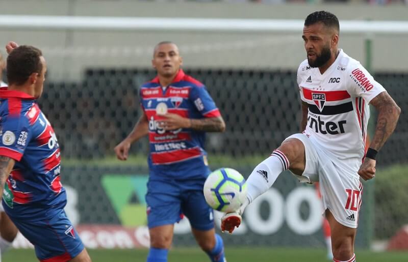 Lateral multicampeão rasga elogios ao novo treinador do São Paulo
