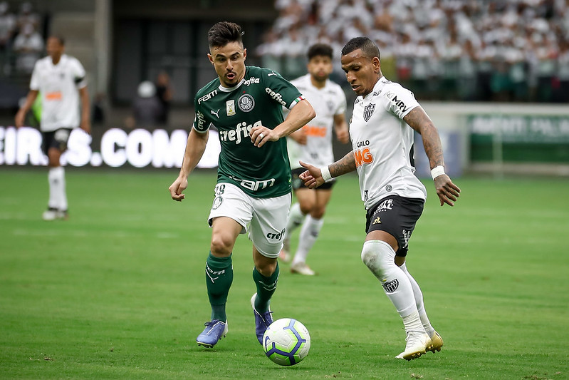 Torcedores do Palmeiras protestam contra diretoria e chamam jogadores de pipoqueiros