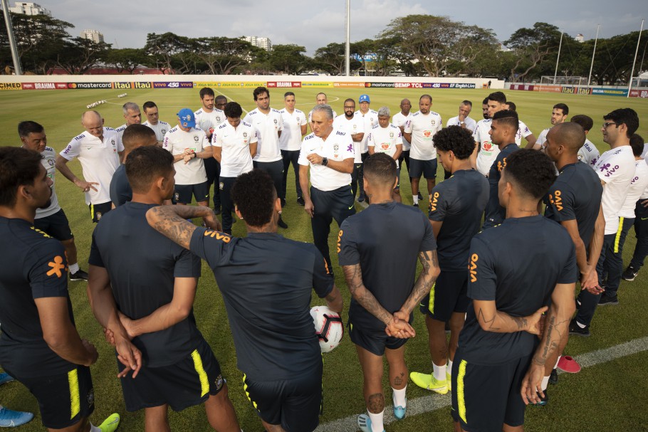 Com apenas 11 jogadores e sem goleiros, seleção inicia treinos para amistosos