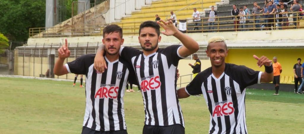 Johnny (centro) marcou três vezes na goleada do EC São Bernardo. (Foto: Brendow Felipe / EC São Bernardo)