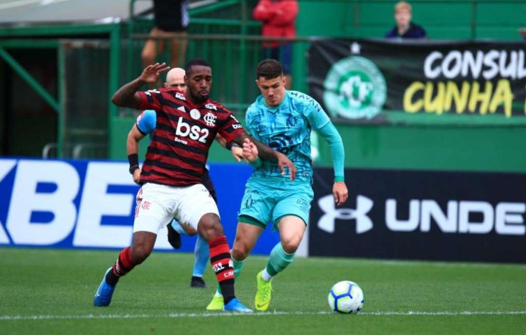O Flamengo disparou na liderança do Brasileirão ao vencer a Chapecoense em Chapecó