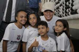 Jogador brinca que boa fase no Corinthians começou após passar a morar com avó