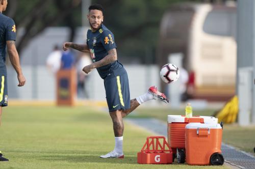 Entre gols, lesões e muitas polêmicas, Neymar completará 100 jogos pela seleção