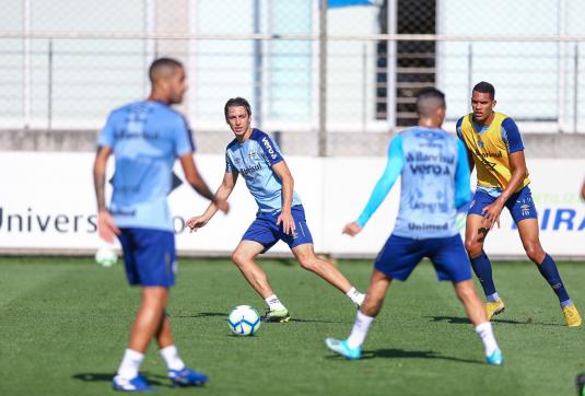 Sem dores, zagueiro treina e deve reforçar o Grêmio na quarta-feira