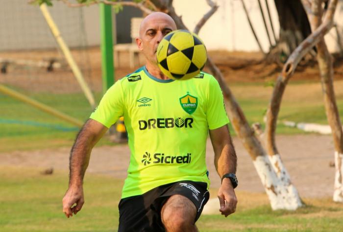 Itamar Schulle tem a missão de fazer o Cuiabá voltar a jogar para findar jejum de vitórias. (Foto: Asscom)