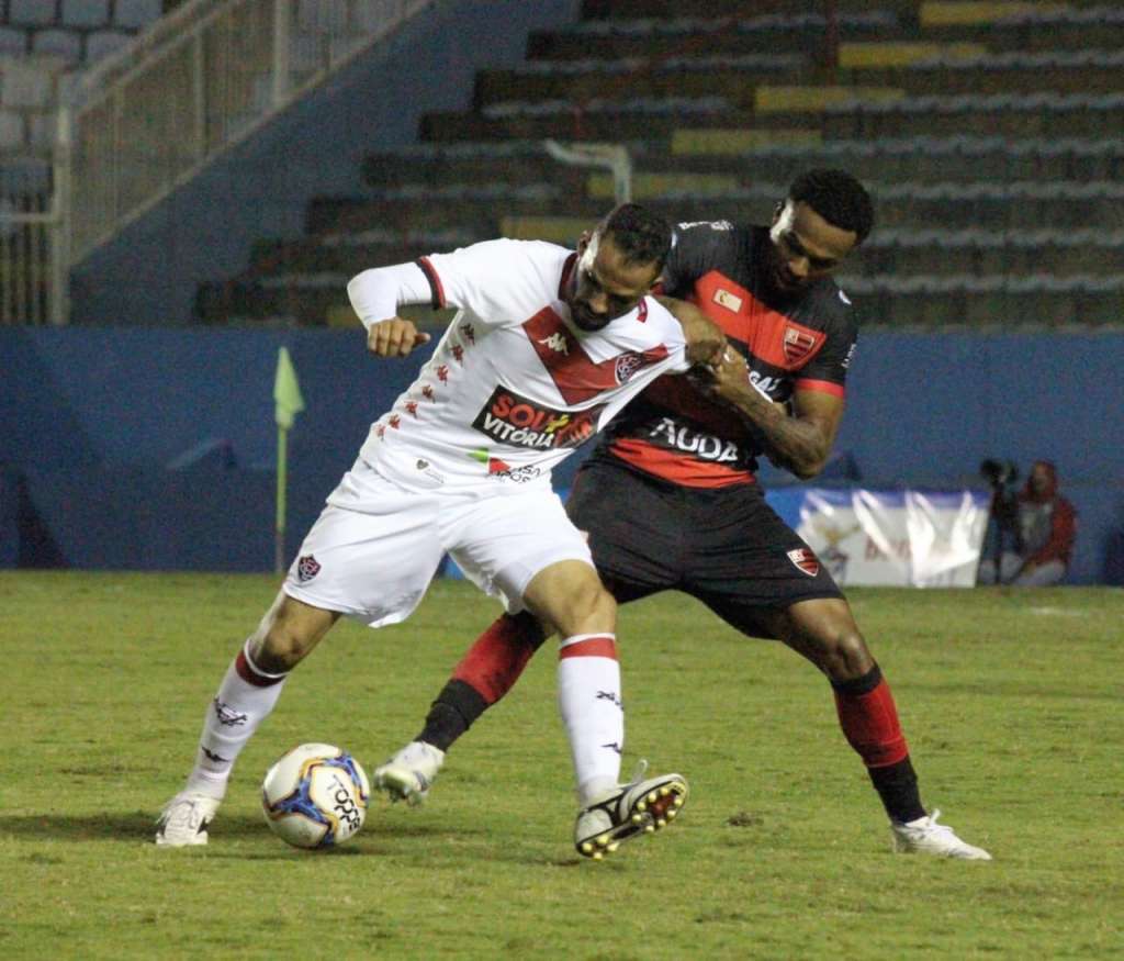 Vitória e Oeste se enfrentam nesta terça-feira (08)