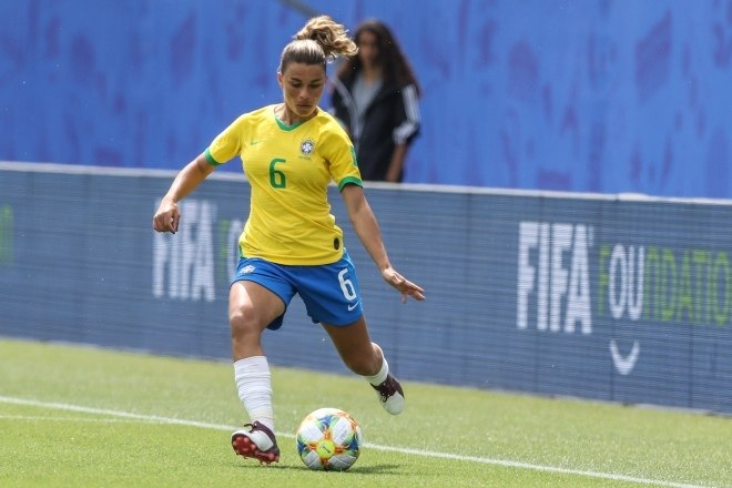 Tamires exalta crescimento do futebol feminino no Brasil e comenta