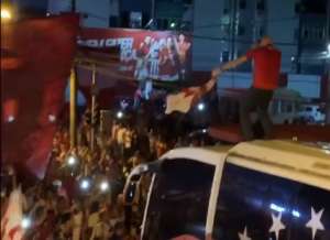Série C: Náutico celebra título com técnico no teto do ônibus e festa madrugada adentro