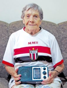 Luto! Morre torcedora símbolo do Botafogo-SP conhecida pelo seu radinho de pilha