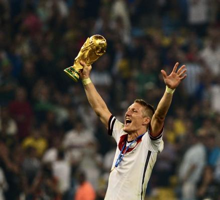 Aos 35 anos, volante campeão do mundo anuncia aposentadoria do futebol