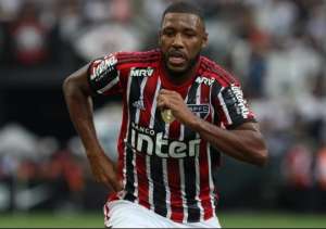 Após quatro meses afastado, volante é reintegrado ao elenco do São Paulo