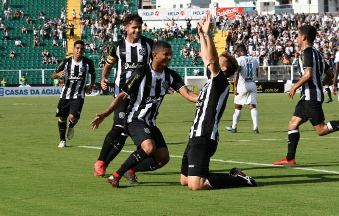 Pereira, no centro, fez grande jogo pelo Figueirense Pereira, no centro, fez grande jogo pelo Figueirense