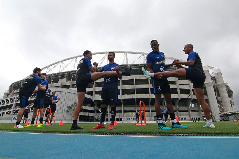 Em clima tenso e sem vencer há um mês, Botafogo enfrenta o Goiás no Engenhão