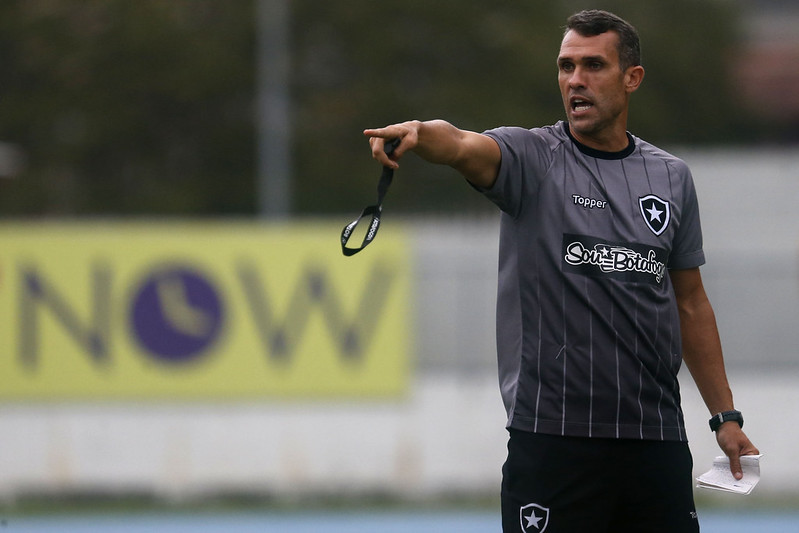 Interino e em busca de reabilitação, Lazaroni dirige o Botafogo  - Vitor Silva / Botafogo