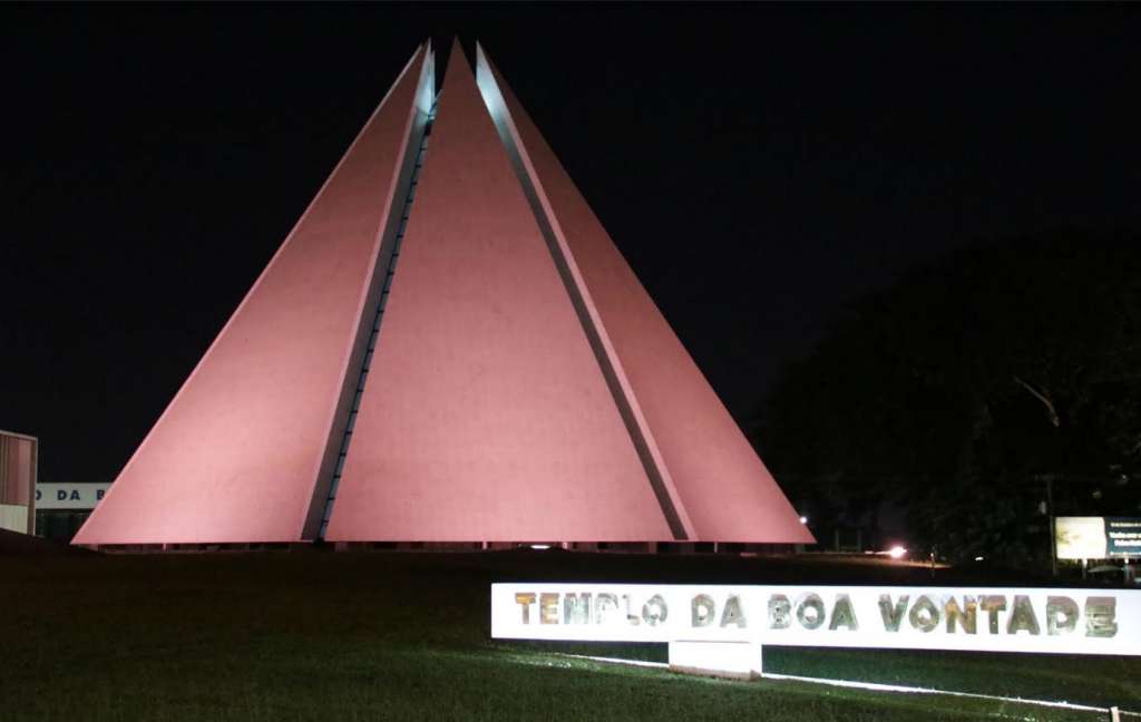 Templo da Boa Vontade aderiu ao Outubro Rosa. (Foto: Divulgação / LBV)