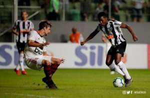 Irregular, Cazares se defende: 'Se eu jogo bem 70 jogos, estou no Real Madrid'