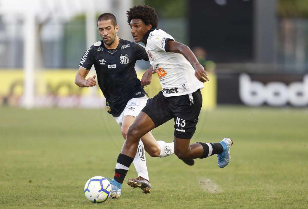 Talles avança após passar pelo marcador (Foto: Rafael Ribeiro/Vasco)