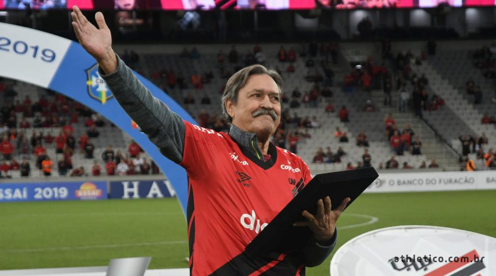 Maior artilheiro do Athletico é internado em hospital cardiológico