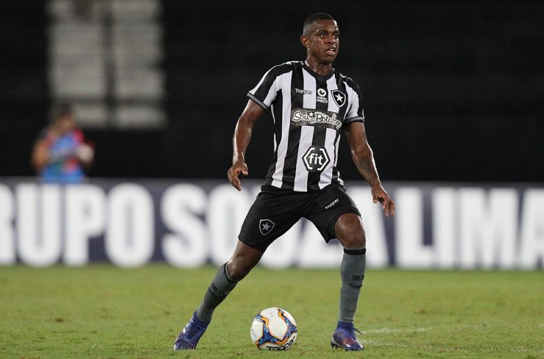 Zagueiro do Botafogo volta a errar o lado e marca seu segundo gol contra no Brasileirão