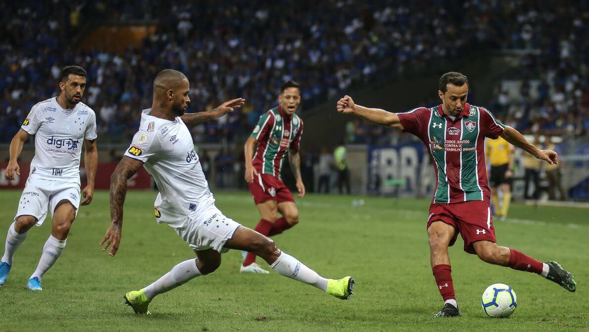 Meia comemora ponto conquistado pelo Fluminense no Mineirão
