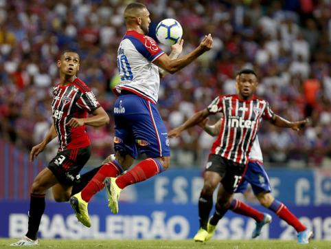Meia experiente lamenta empate do São Paulo: ‘Estamos lutando por causas grandes’