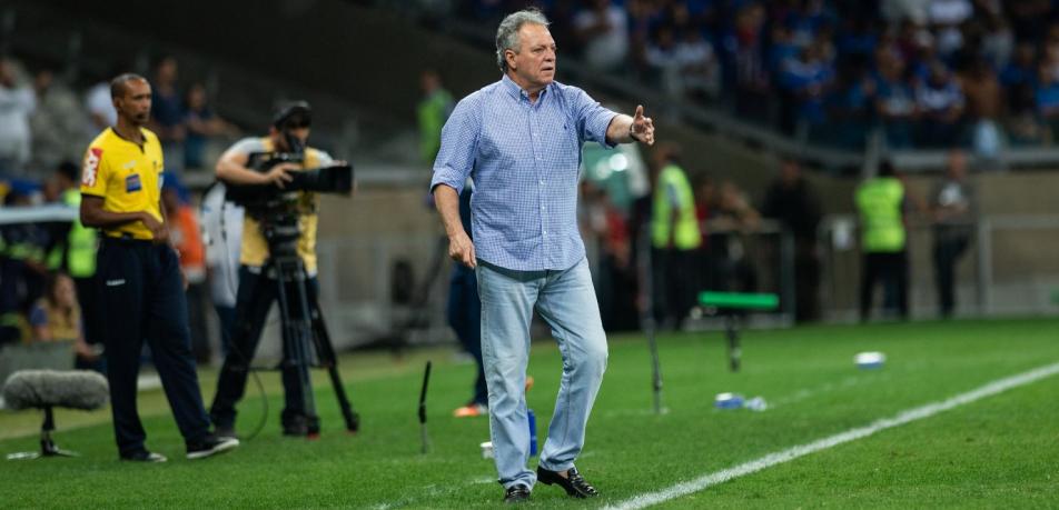 Mineirão tem clima tenso e protestos após novo tropeço do Cruzeiro