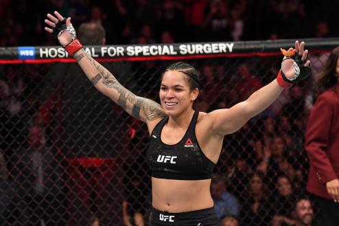 Amanda Nunes visita time de base do futebol feminino: ‘Acreditem em seus sonhos’