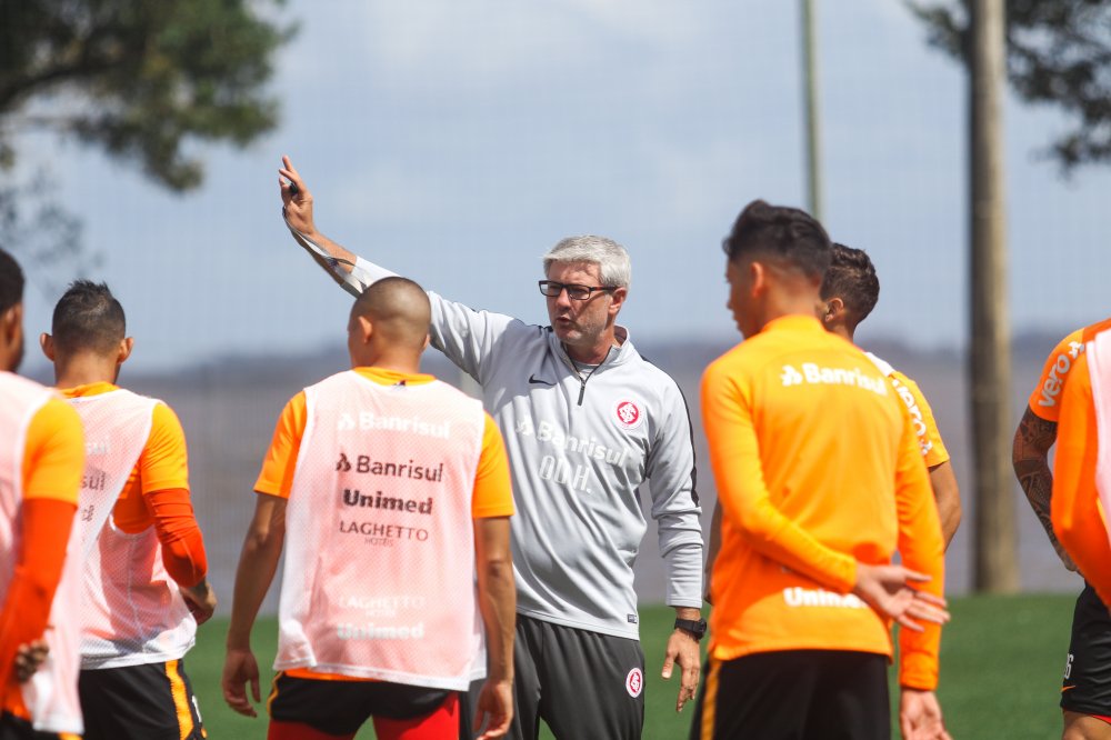 Pressão da torcida e maus resultados derrubam técnico do Brasileirão