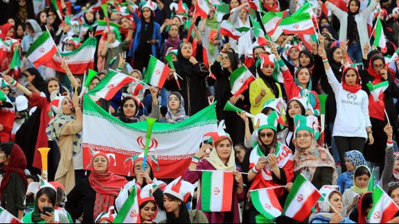 Em 1º jogo no Irã com mulheres no estádio em 38 anos, seleção do país faz 14 a 0