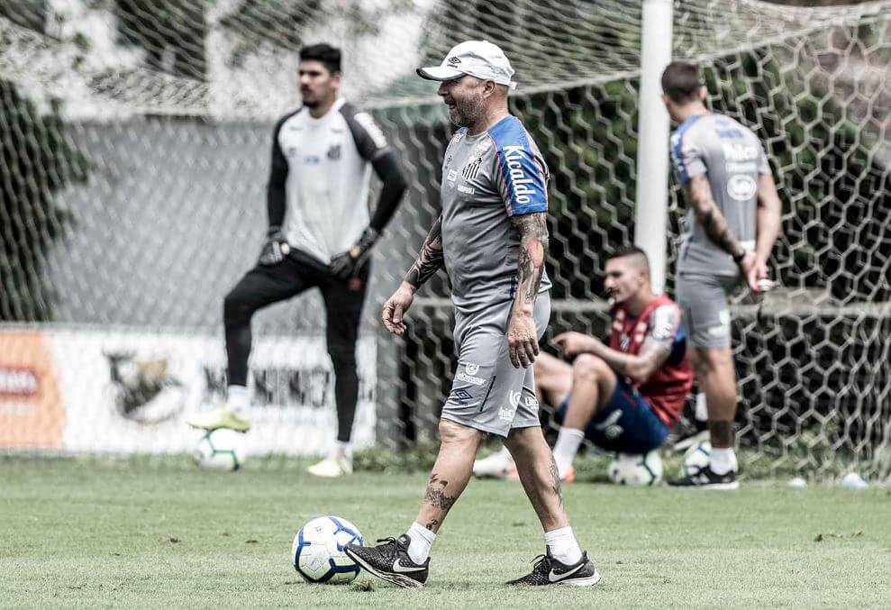 Após vitória no clássico, Santos faz raro treino aberto com reservas