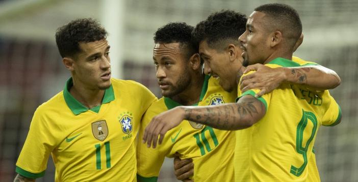 Abraços pelo gol brasileiro. Foto: Lucas Figueiredo - CBF