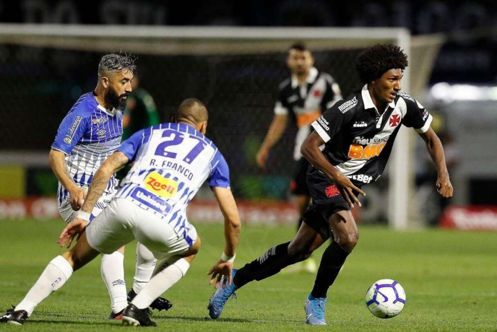 O atacante Talles Magno deixou o campo mancando e preocupa o Vasco da Gama