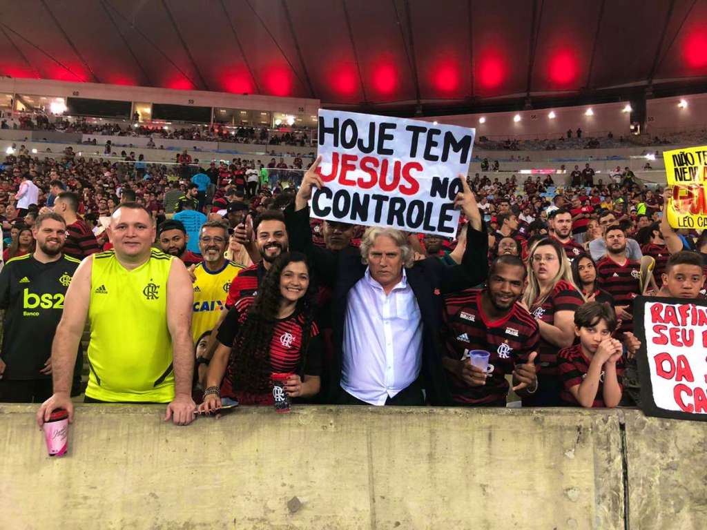 Jorge Jesus também foi lembrado nas arquibancadas