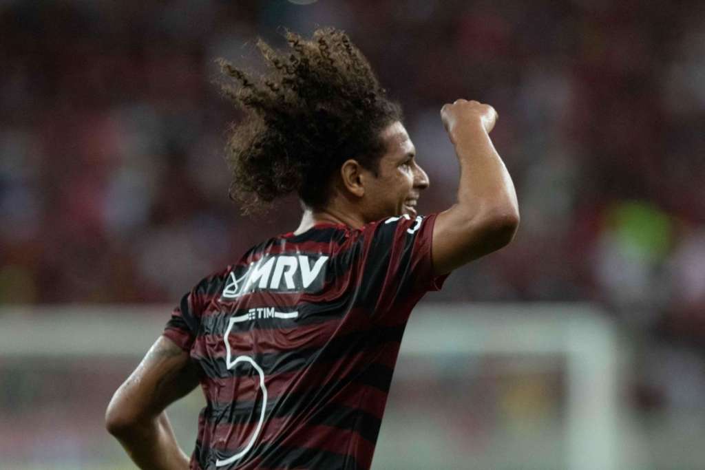 Arão abriu caminho para a vitória do Flamengo