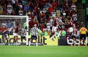 Elenco do Atlético-MG lamenta gol sofrido de bola parada no Maracanã lotado