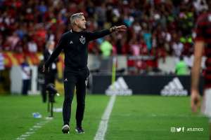 Criticado em derrota, técnico avalia manutenção de esquema defensivo no Atlético