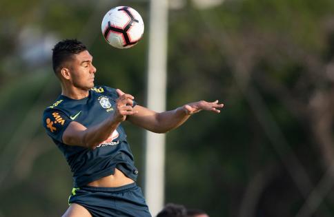 Casemiro admite atuações ruins da seleção, mas defende testes de Tite