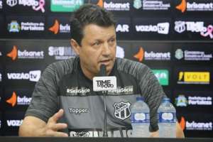 Torcida do Ceará protesta antes de confronto direto com o Avaí na Arena Castelão