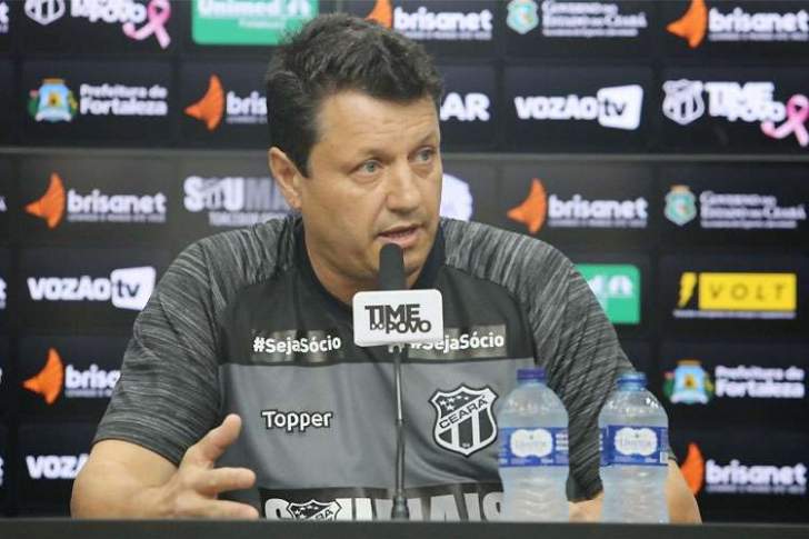 Torcida do Ceará protesta antes de confronto direto com o Avaí na Arena Castelão