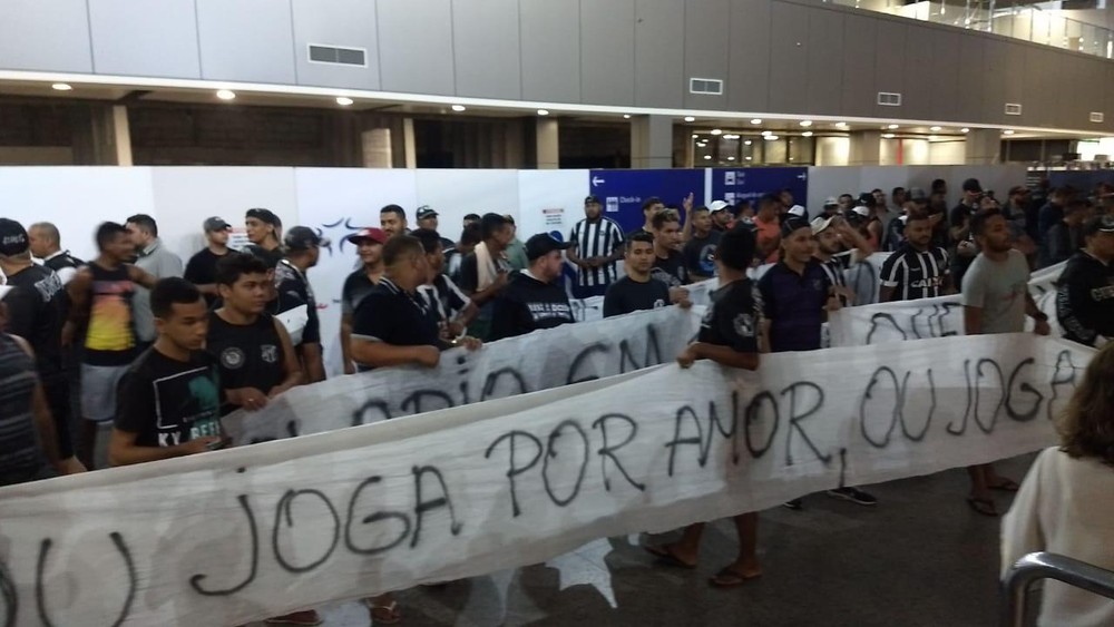 Torcida do Ceará protesta antes de confronto direto com o Avaí na Arena Castelão 2 0002050421926 img