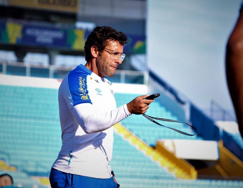 A caminho de rival do Brasileirão, treinador deixa o Avaí