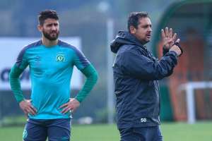 Chapecoense busca vitória em confronto direto para seguir viva